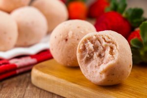 Read more about the article Keto Strawberry Cheesecake Fat Bombs